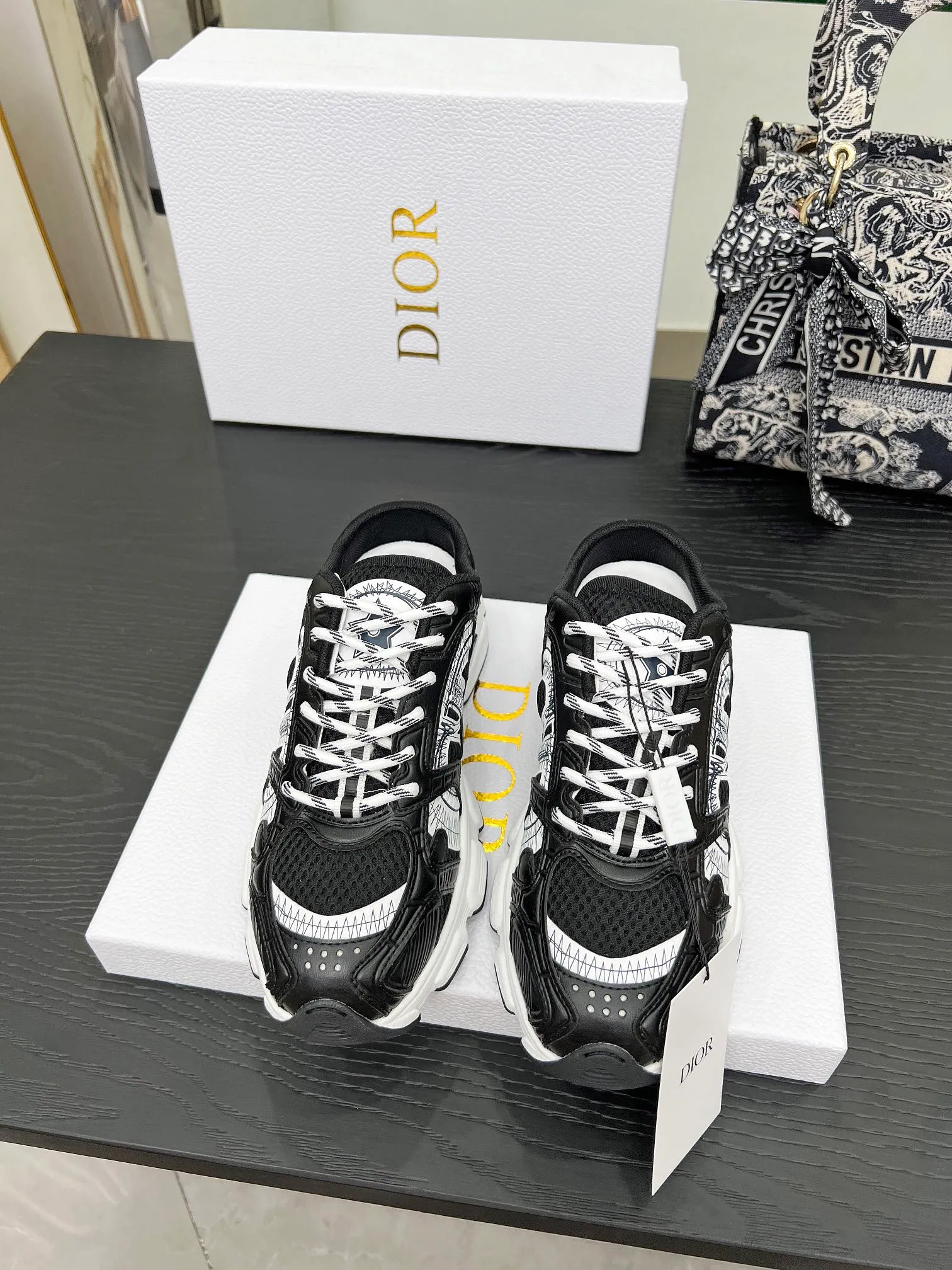 p560🐮🐮This Dior Chrono sports half slipper reinterprets running shoes with Dior's haute couture style. Gray mesh fabric is paired with tonal suede calfskin panels, the CD logo on the side, the star patch on the tongue and the Dior logo on the heel, all in classic fine detail. Featuring two-tone laces and a lightweight sole with star graphics, they can be worn year-round. Size: Women’s size 35-41 (35/42 can be customized) Men’s size 40-46 (men’s version is being printed) Color: 12 colors available